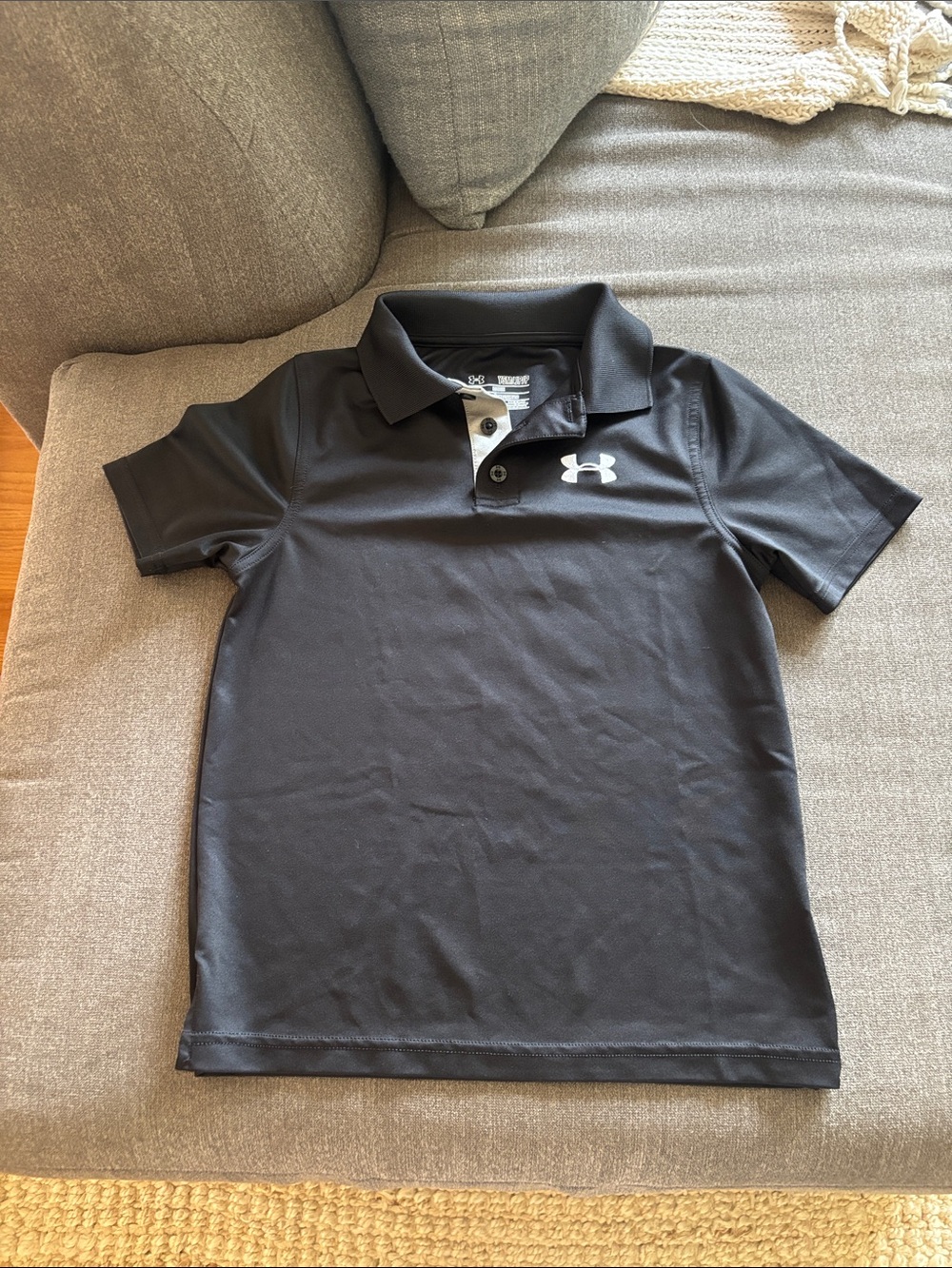 Under armor boys small black golf polo loose fit